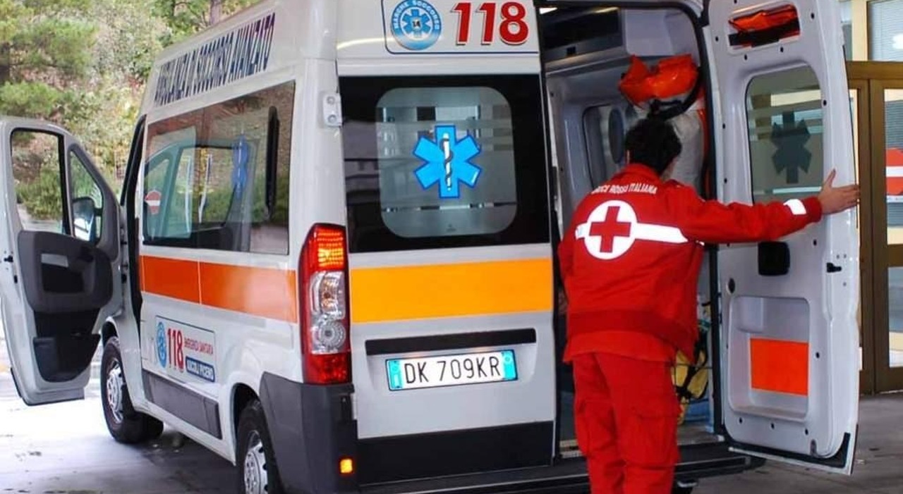 muore a 73 anni trovato sul balcone cupra marittima lallarme dei passanti che hanno visto il corpo senza vita delluomo