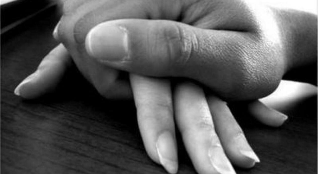 Carezze hard a due ragazze (una è minorenne), 71enne pesarese rischia il processo. Prima aveva proposto un aiuto economico Carezze hard a due ragazze (una è minorenne), 71enne pesarese rischia il processo. Prima aveva proposto un aiuto economico