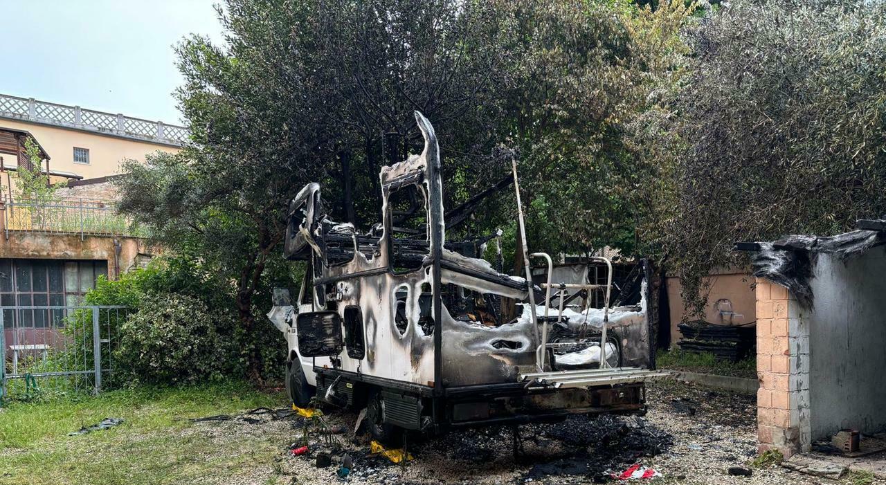 Camper distrutto dalle fiamme a Tolentino, non si esclude la pista del dolo Camper distrutto dalle fiamme a Tolentino, non si esclude la pista del dolo