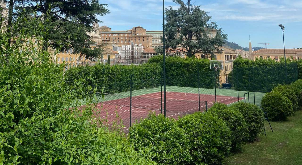 Il misteriosa partita di tennis di Prevost contro il segretario don Edgard, prima del Conclave, al di fuori del Vaticano