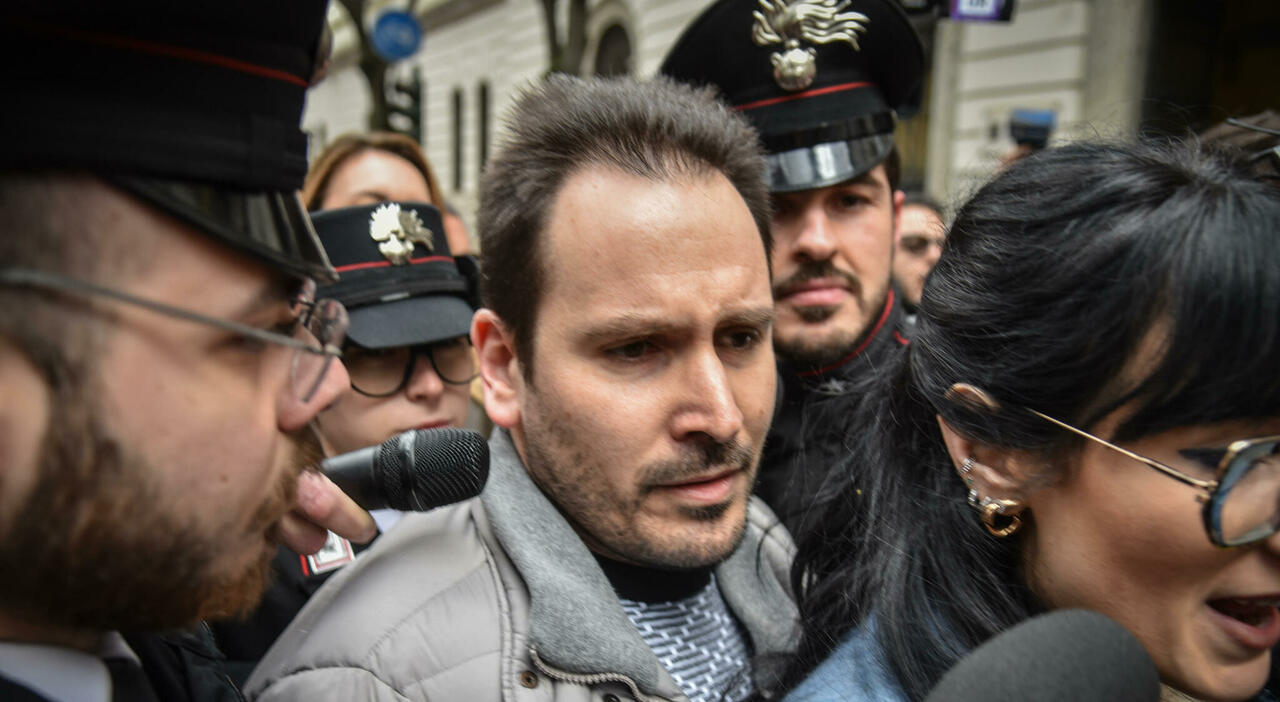 Andrea Sempio ai carabinieri: «Scrissi un tema su Chiara Poggi». È caccia al documento e nel canale ritrovati nuovi attrezzi Andrea Sempio ai carabinieri: «Scrissi un tema su Chiara Poggi». È caccia al documento e nel canale ritrovati nuovi attrezzi