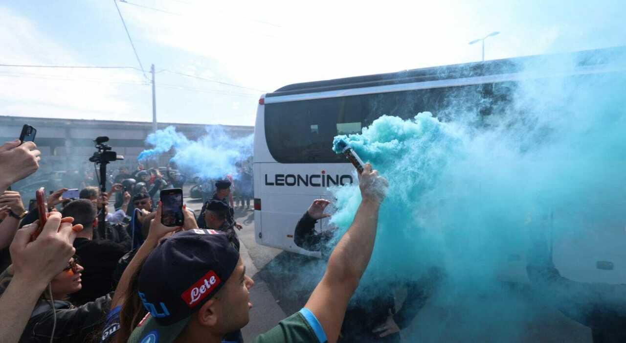 Parma Napoli, tifosi a Capodichino per la partenza della squadra: «Noi ci crediamo» Parma Napoli, tifosi a Capodichino per la partenza della squadra: «Noi ci crediamo»