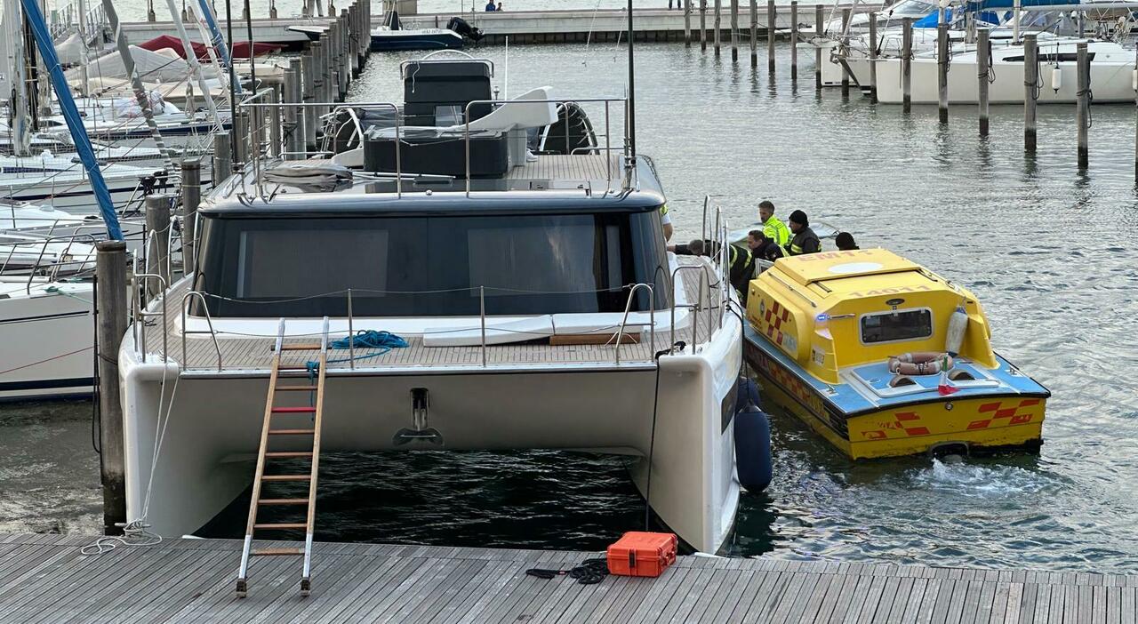 Donna muore in un incidente nautico: cade dal catamarano e si incastra nell Donna muore in un incidente nautico: cade dal catamarano e si incastra nell
