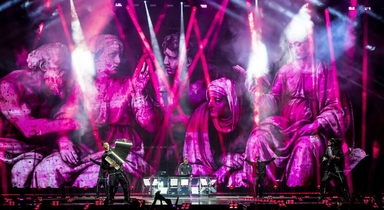 Eurovision 2025, top e flop della finale: il tifo di Ed Sheeran per Corsi, la tensione politica, Topo Gigio parla in inglese. I momenti che rimarranno nella storia Eurovision 2025, top e flop della finale: il tifo di Ed Sheeran per Corsi, la tensione politica, Topo Gigio parla in inglese. I momenti che rimarranno nella storia