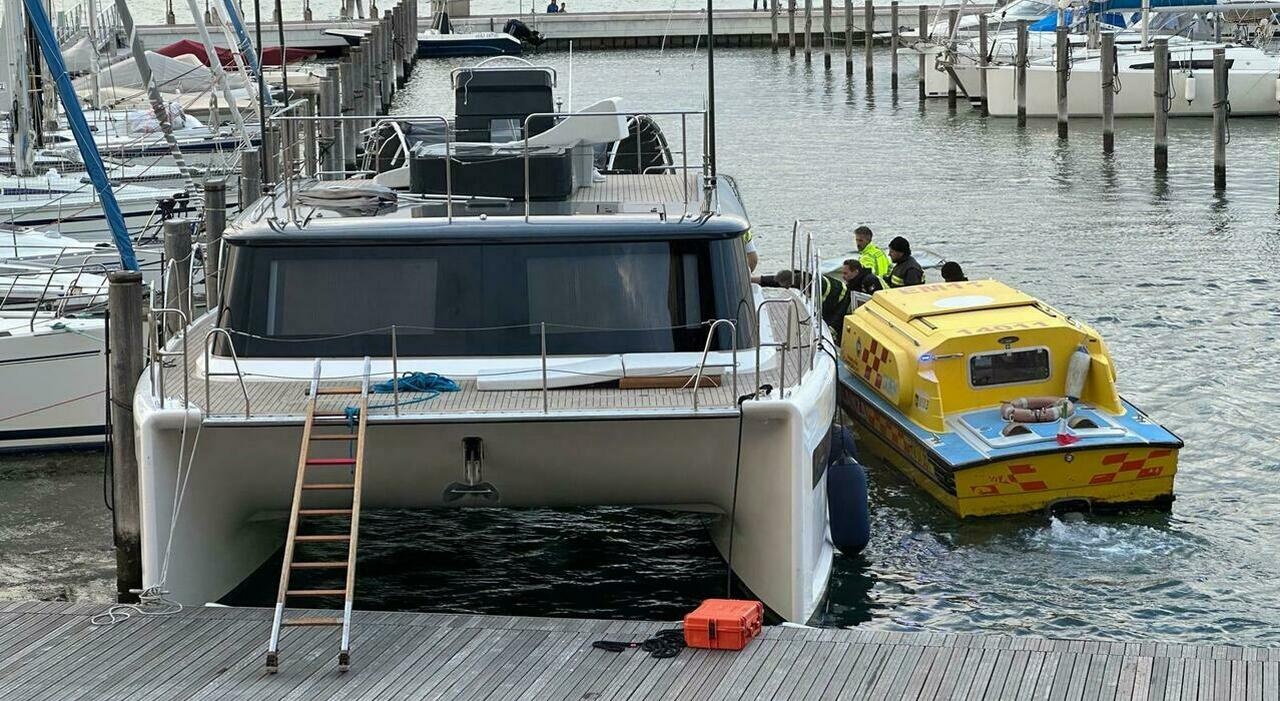 Venezia, ragazza di 18 anni cade dal catamarano e muore: «Impigliata nell Venezia, ragazza di 18 anni cade dal catamarano e muore: «Impigliata nell