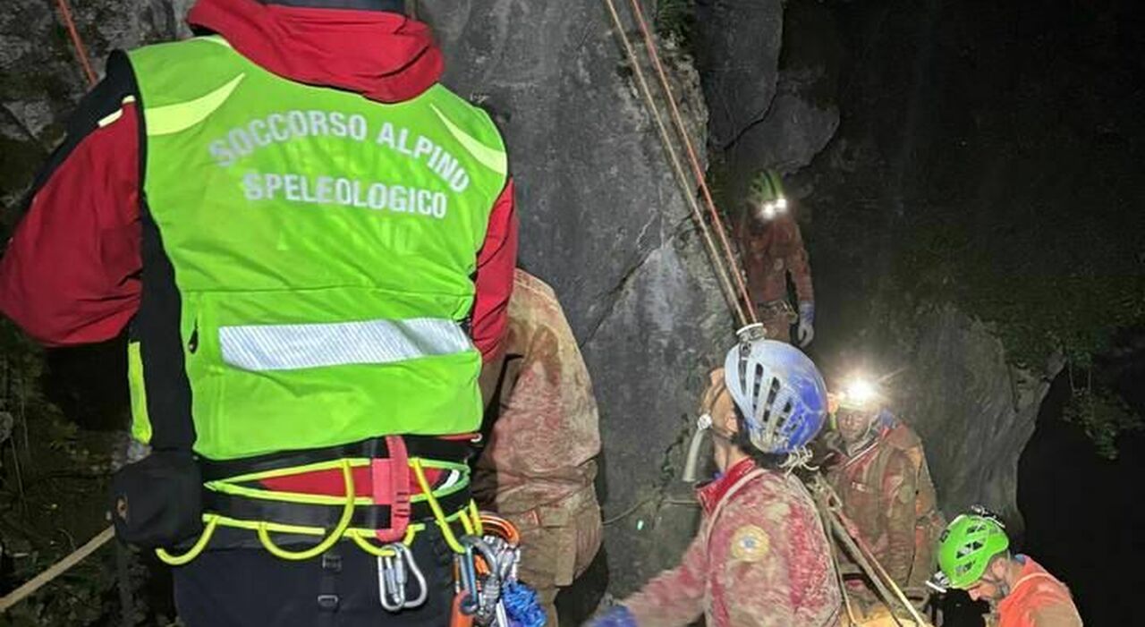 Grotta del Fiume, spedizione choc a Frasassi: cede una stalattite e colpisce una speleologa Grotta del Fiume, spedizione choc a Frasassi: cede una stalattite e colpisce una speleologa