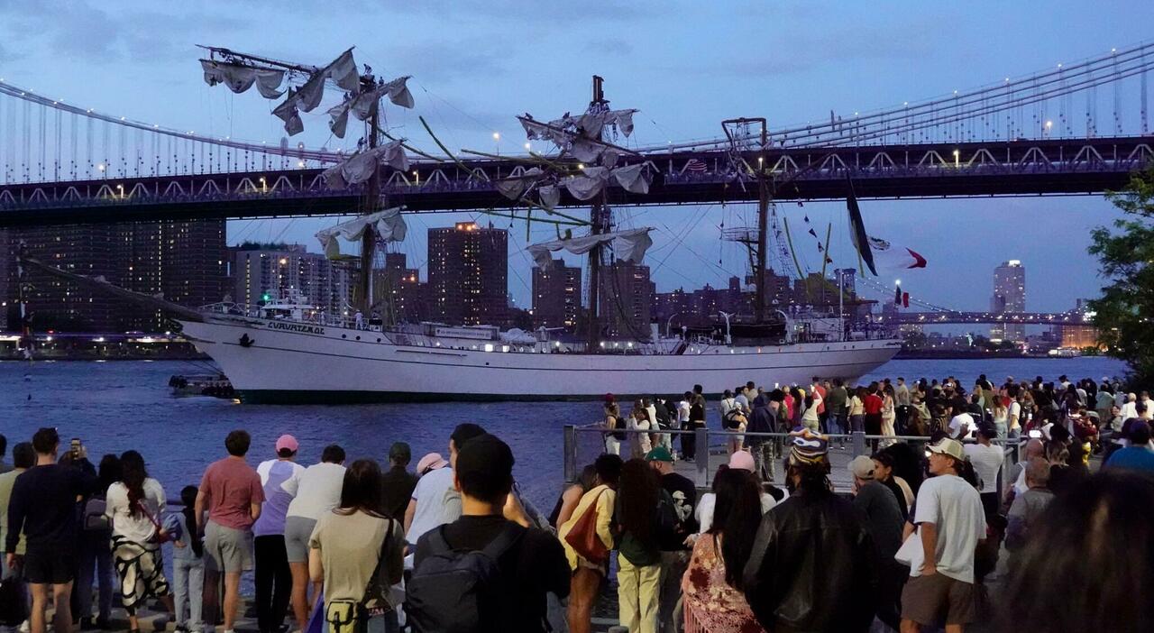 Nave scuola della Marina messicana contro il ponte di Brooklyn: 2 morti e 17 feriti, alcuni in condizioni critiche Nave scuola della Marina messicana contro il ponte di Brooklyn: 2 morti e 17 feriti, alcuni in condizioni critiche