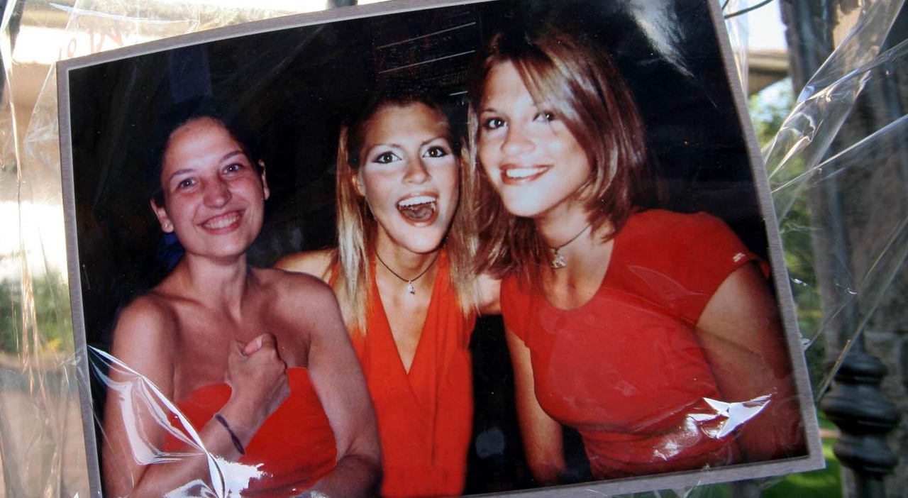 Chiara Poggi, due verità dalle gemelle K: per Stefania era un?amica del cuore, per Paola quasi un?estranea. E quella foto mai scattata Chiara Poggi, due verità dalle gemelle K: per Stefania era un?amica del cuore, per Paola quasi un?estranea. E quella foto mai scattata