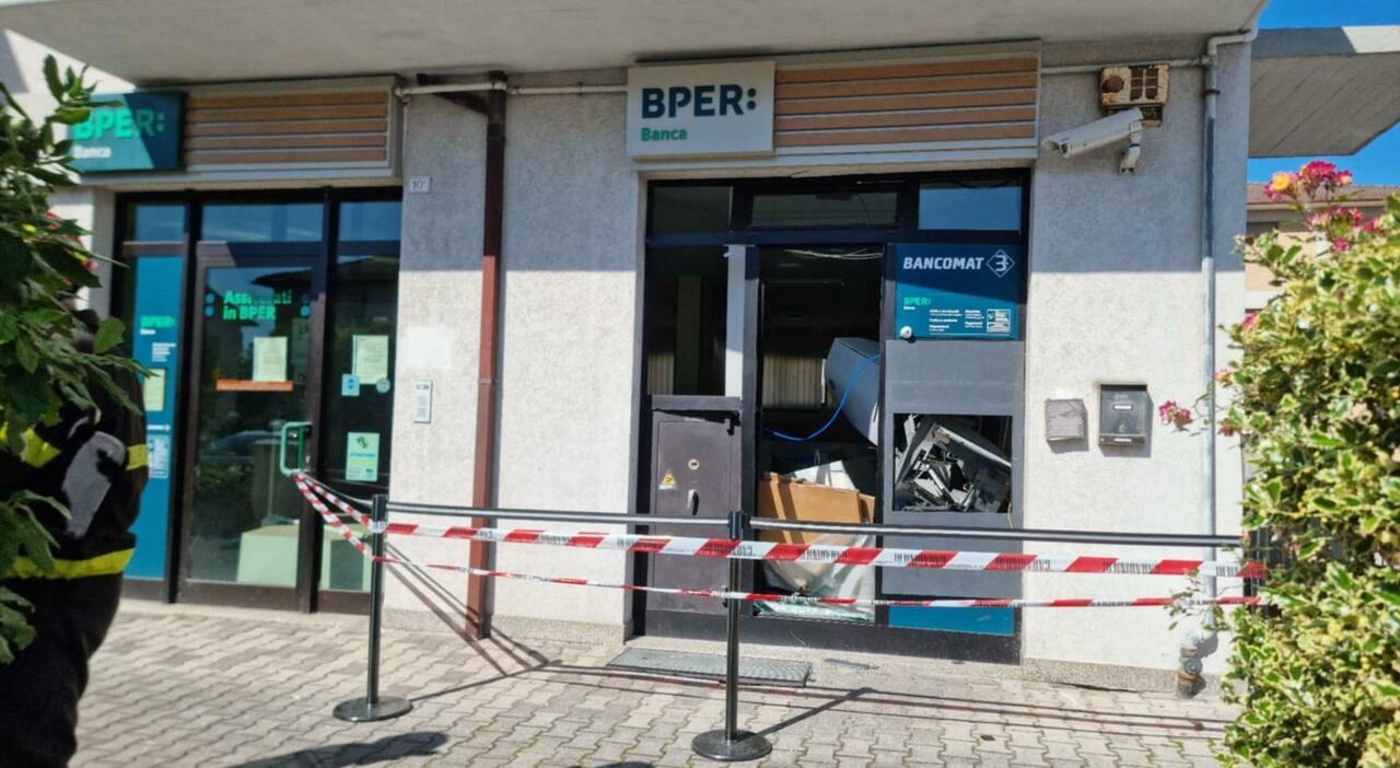 Un boato nella notte, la banda dei bancomat fa saltare lo sportello Bper di Castelbellino: fuga con 50mila euro Un boato nella notte, la banda dei bancomat fa saltare lo sportello Bper di Castelbellino: fuga con 50mila euro