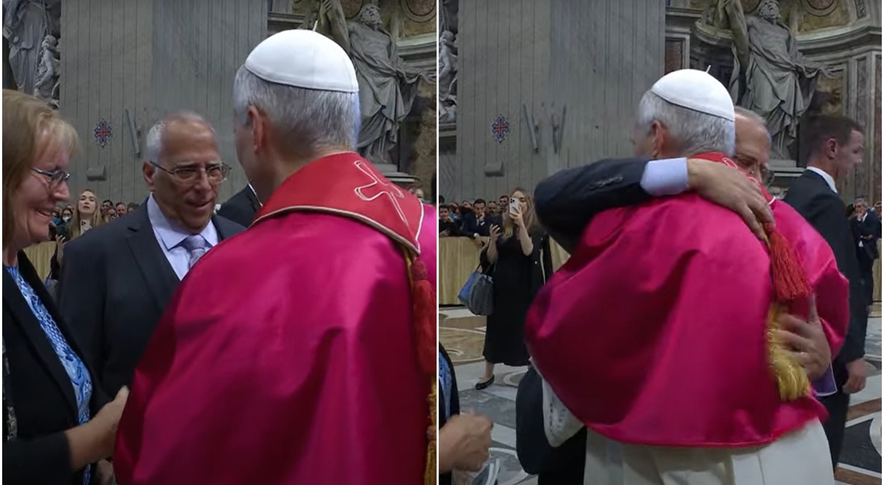 Papa Leone XIV rompe il protocollo e abbraccia il fratello Louis, l Papa Leone XIV rompe il protocollo e abbraccia il fratello Louis, l