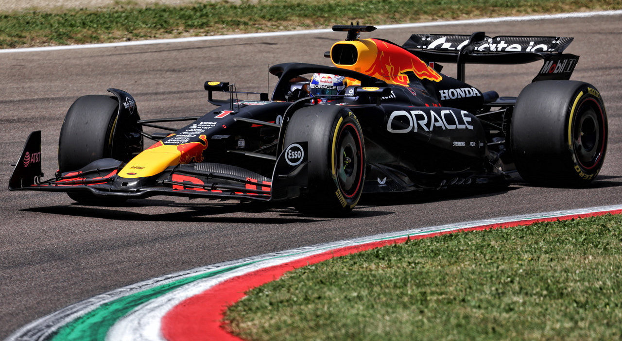 GP di Imola, la diretta: Verstappen solitario leader, poi Norris e Piastri. Hamilton recupera la quinta piazza, Leclerc 6° supera Hadjar GP di Imola, la diretta: Verstappen solitario leader, poi Norris e Piastri. Hamilton recupera la quinta piazza, Leclerc 6° supera Hadjar