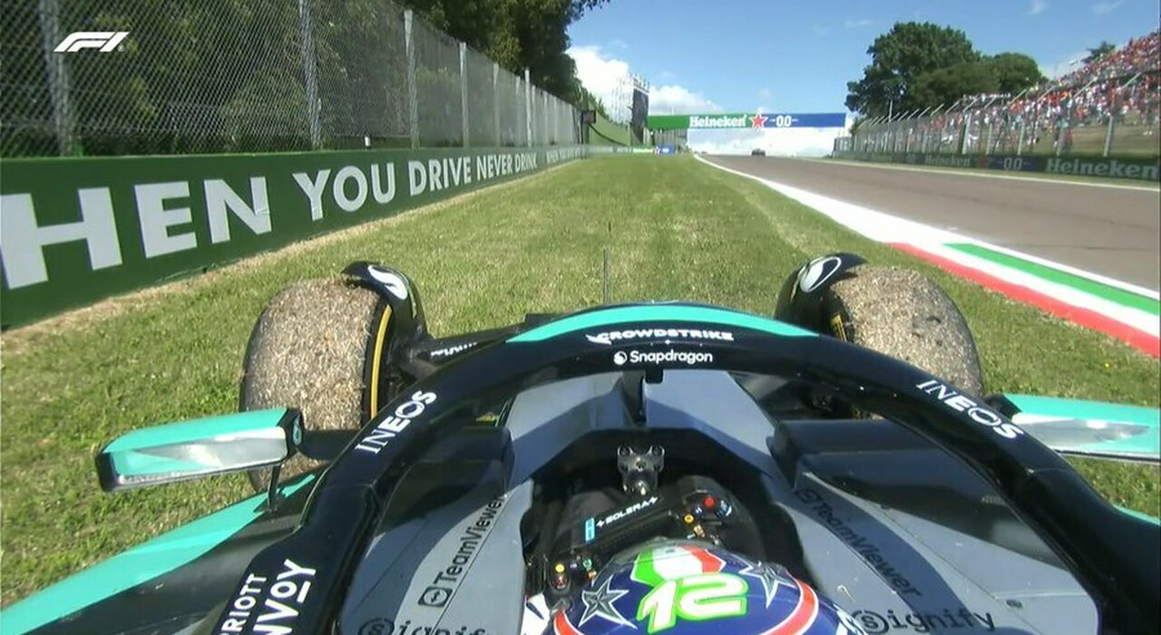 GP di Imola, la diretta: si ritira Antonelli che si ferma a bordo pista, entra la safety car, tutto potrebbe cambiare GP di Imola, la diretta: si ritira Antonelli che si ferma a bordo pista, entra la safety car, tutto potrebbe cambiare
