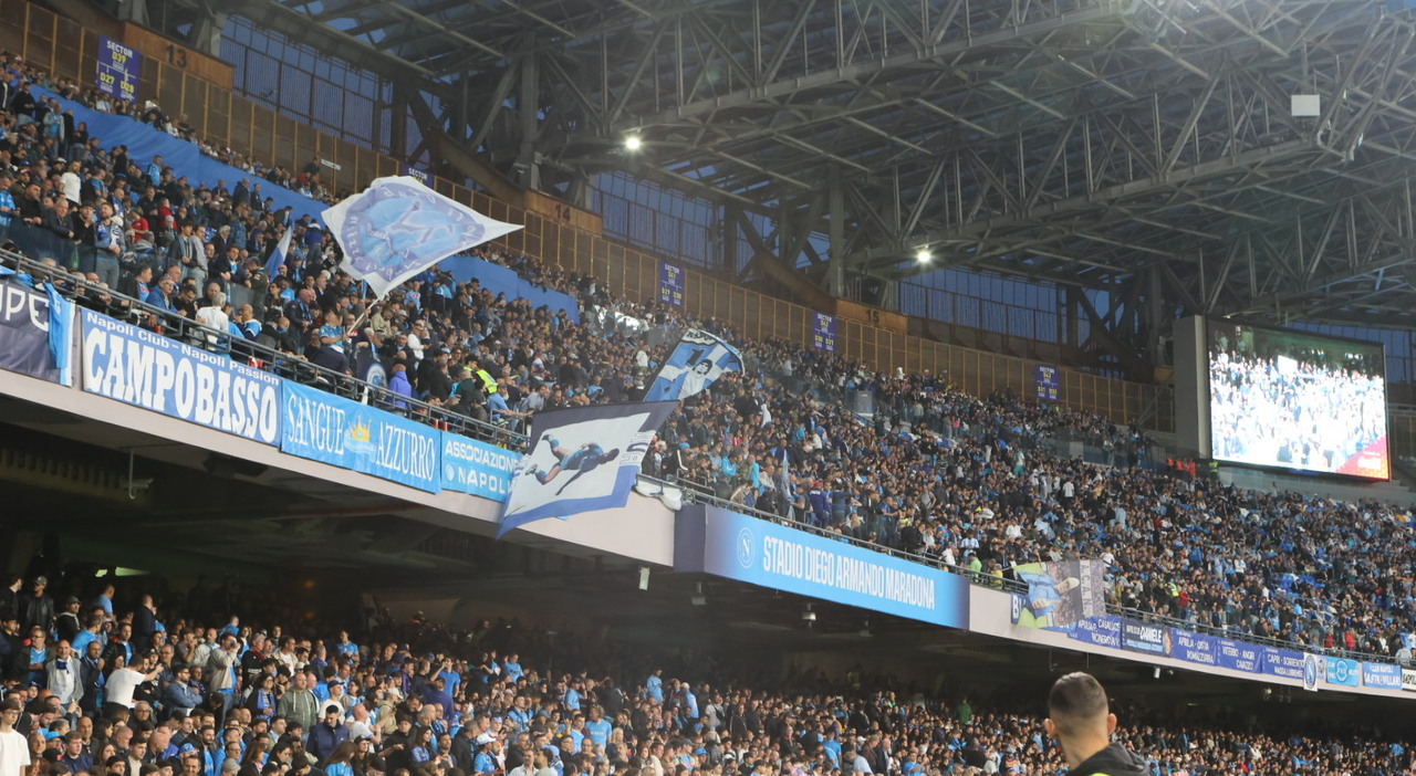 Napoli-Cagliari, si gioca venerdì alle 20.45 in contemporanea con l'Inter: il Maradona è sold out | Foto