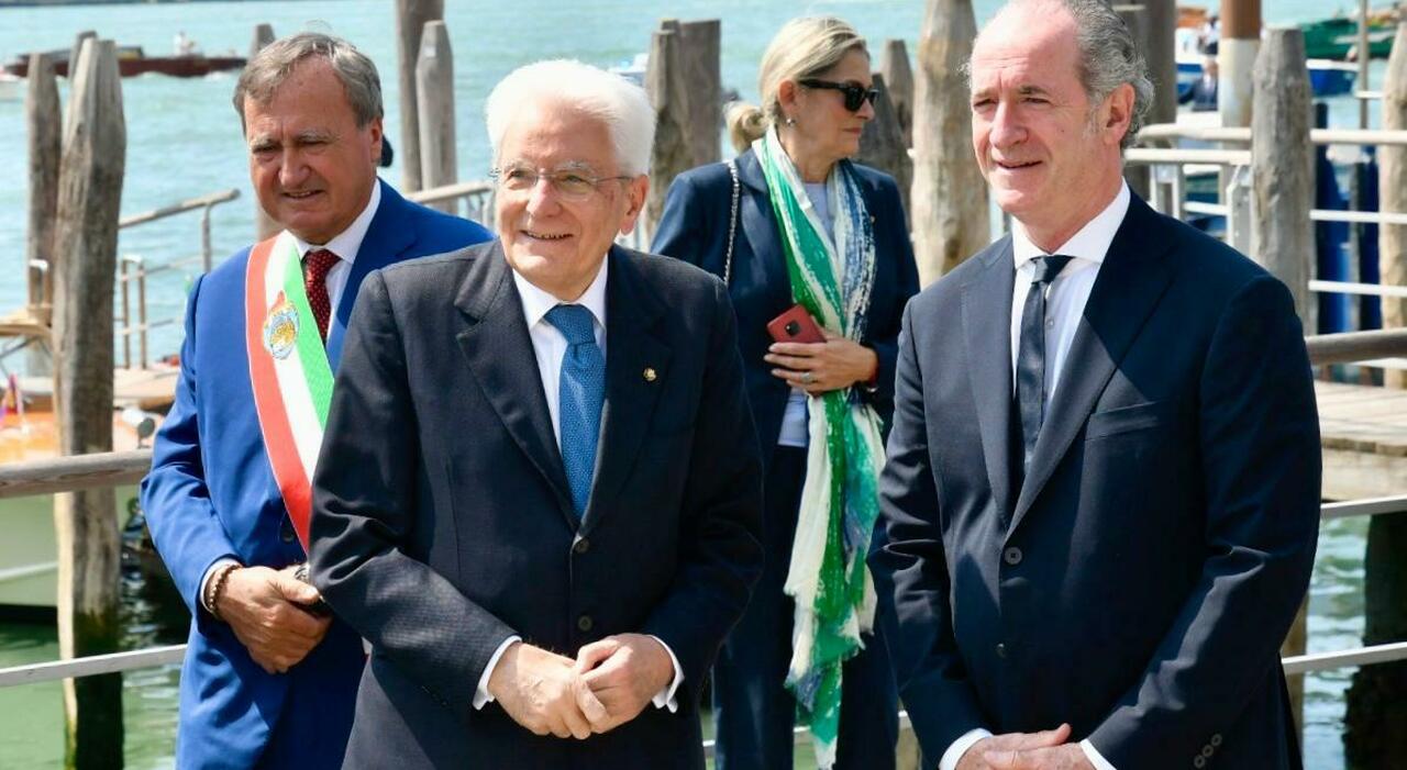 mattarella a palazzo ducale per il festival delle regioni accolto da zaia e brugnaro tra gli applausi della gente e la curiosità dei turisti poi la visita alla basilica di san marco