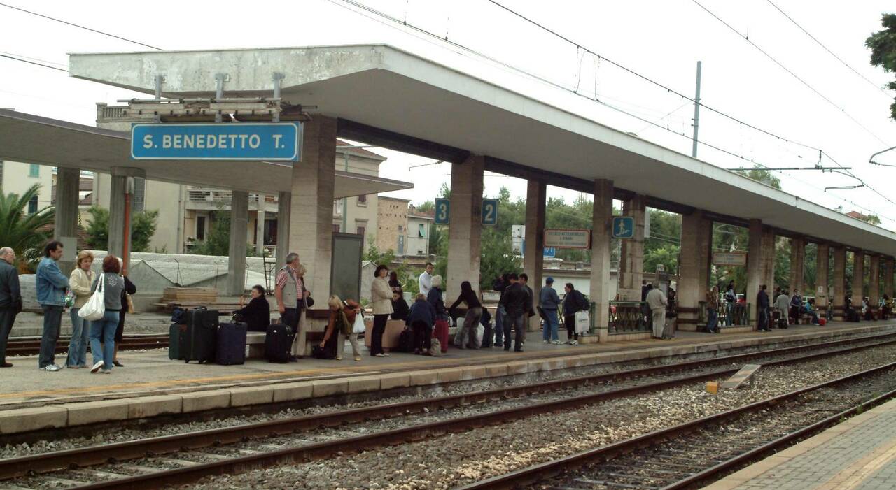 Finito l?incubo, ritrovati ieri pomeriggio dalla polizia i minorenni scappati da Pesaro sabato sera: erano in stazione a San Benedetto. Le domande (ancora) senza risposte Finito l?incubo, ritrovati ieri pomeriggio dalla polizia i minorenni scappati da Pesaro sabato sera: erano in stazione a San Benedetto. Le domande (ancora) senza risposte