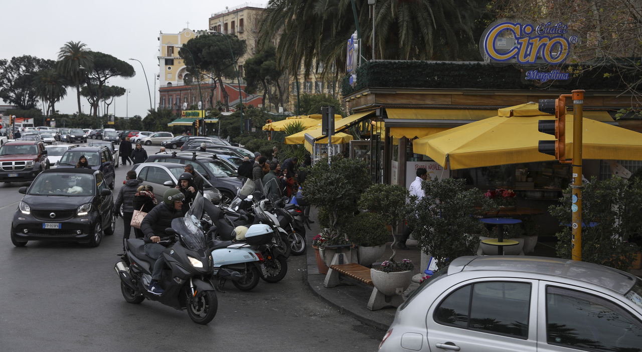 napoli auto investe due ragazze davanti allo chalet ciro a mergellina tragedia sfiorata