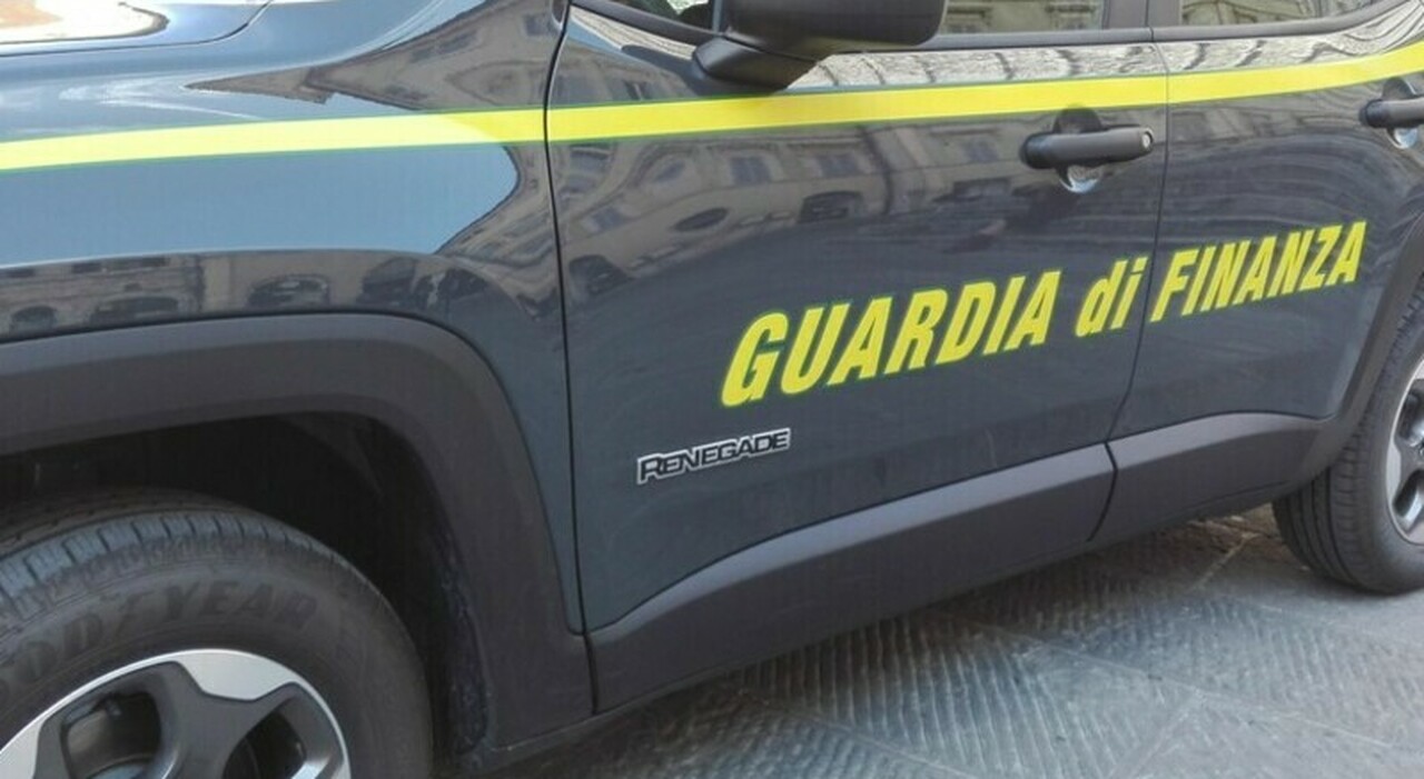 Caserta, guardia di finanza dona abiti e scarpe sequestrate