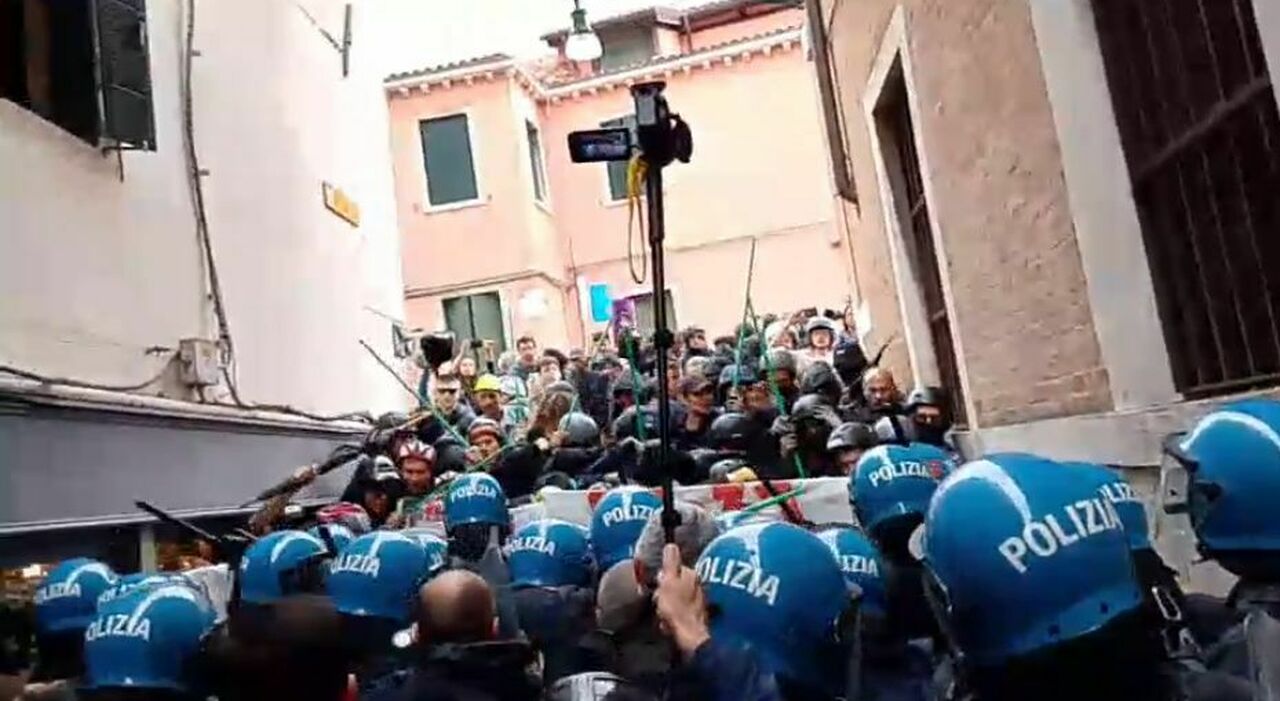 Scontri in centro storico a Venezia tra un gruppo di manifestanti e la polizia. I Centri sociali mobilitati per l Scontri in centro storico a Venezia tra un gruppo di manifestanti e la polizia. I Centri sociali mobilitati per l