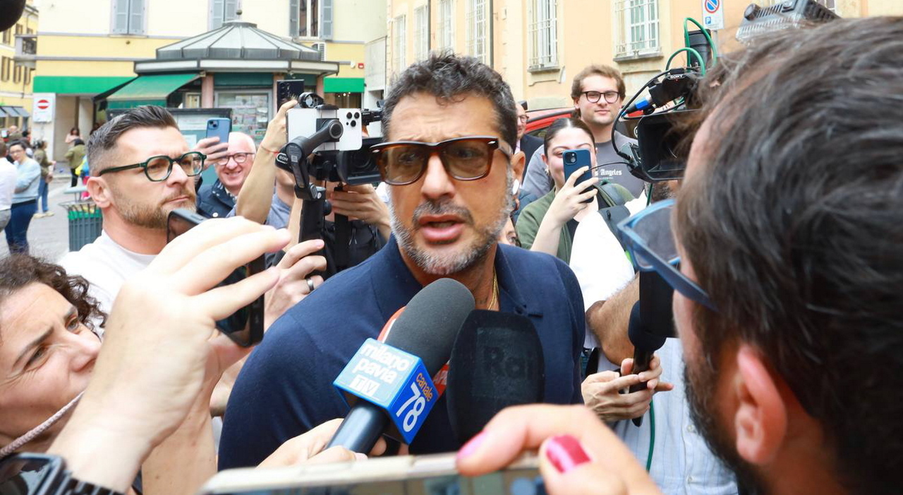 garlasco fabrizio corona show fuori dal tribunale stasi è innocente i colpevoli sono più di quattro poi se ne va