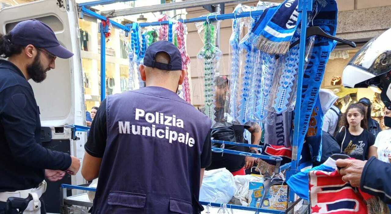 napoli blitz anti contraffazione dei vigili sequestrati migliaia di gadget del napoli da Ilmattino.it napoli blitz anti contraffazione dei vigili sequestrati migliaia di gadget del napoli