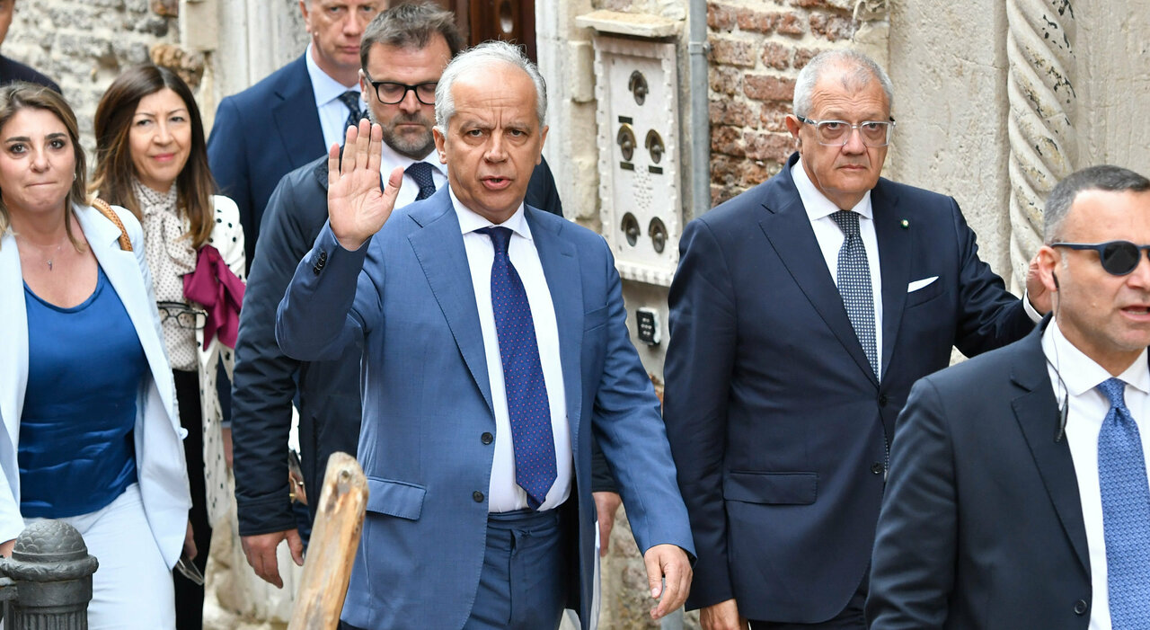 Zona rossa e decreto Sicurezza, affondo di Piantedosi: «Sto con la Prefettura di Padova. E il diritto di manifestare non è aggredire la polizia» Zona rossa e decreto Sicurezza, affondo di Piantedosi: «Sto con la Prefettura di Padova. E il diritto di manifestare non è aggredire la polizia»