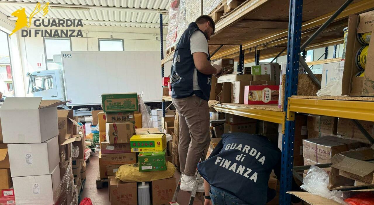 Cibo scaduto, alcolici illegali e lavoro irregolare: maxi sequestro della Guardia di finanza in un magazzino cinese