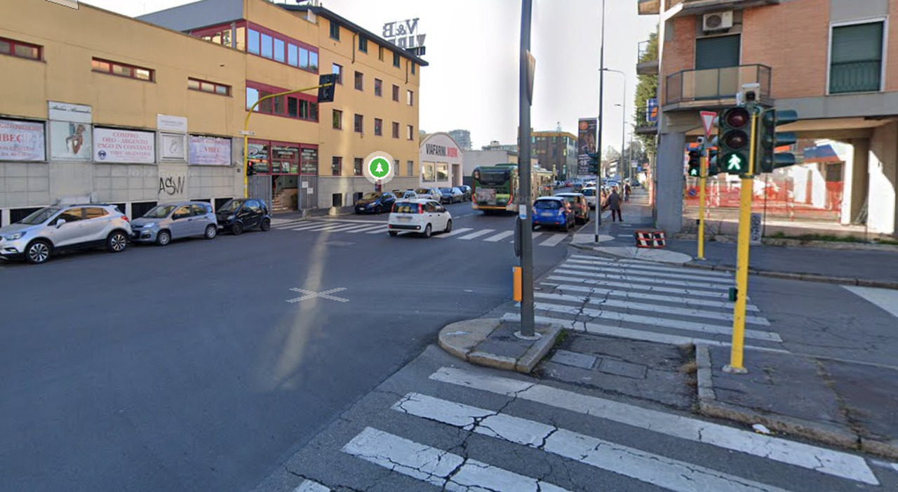Milano, ragazzo di 21 anni fugge in moto dalla polizia e si schianta contro un palo: morto in ospedale, parenti in rivolta Milano, ragazzo di 21 anni fugge in moto dalla polizia e si schianta contro un palo: morto in ospedale, parenti in rivolta