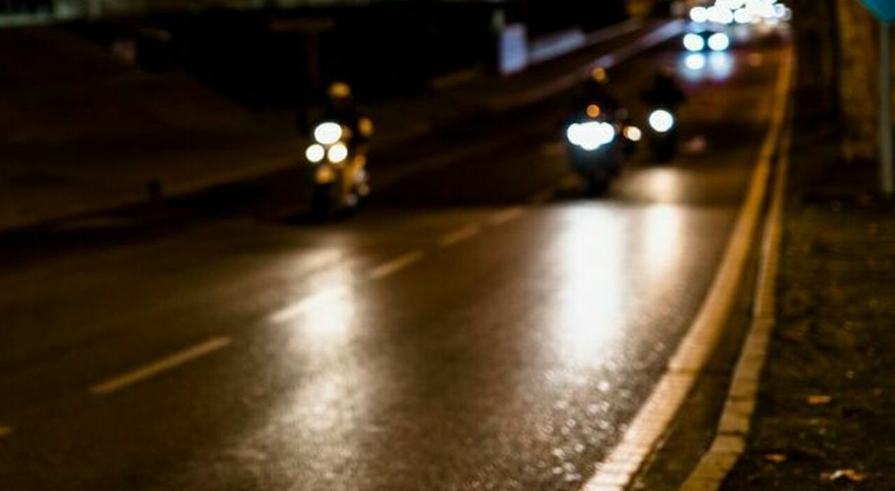 Cade dalla moto mentre fugge dalla polizia, morto 21enne: il giovane non aveva la patente Cade dalla moto mentre fugge dalla polizia, morto 21enne: il giovane non aveva la patente