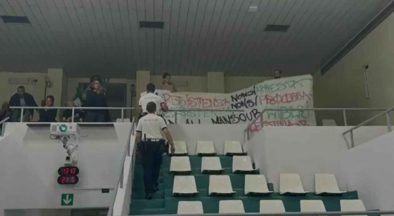 protesta pro palestina di una decina di giovani sospeso il consiglio comunale di ancona video