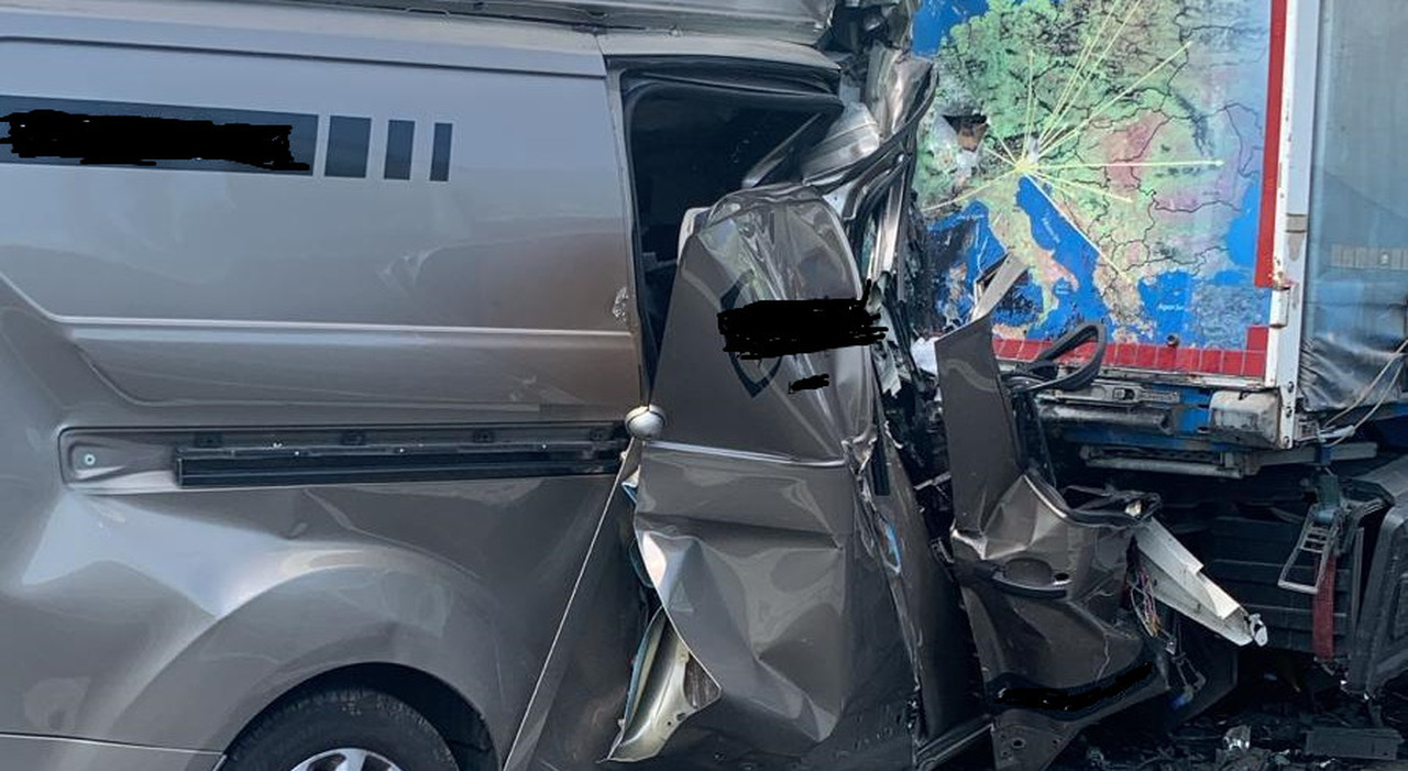 incidente sull a4 furgone si schianta a tutta velocità contro un tir un morto su quel tratto dell autostrada c erano dei rallentamenti segnalati