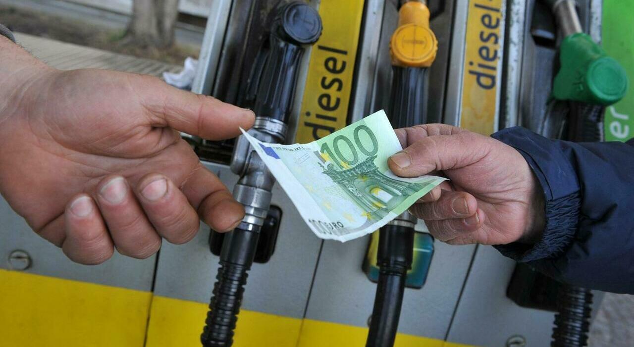 Benzina, il Friuli beffato dal "finto" risparmio: come funziona Benzina, il Friuli beffato dal "finto" risparmio: come funziona