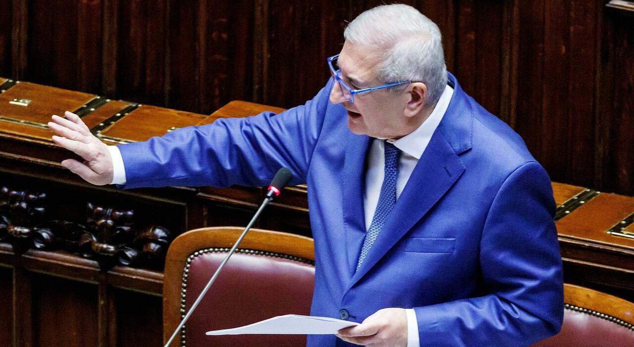 Il ministro per gli Affari europei Tommaso Foti nell’aula della Camera dei deputati durante le comunicazioni sulla revisione degli investimenti del Piano nazionale di ripresa e resilienza
