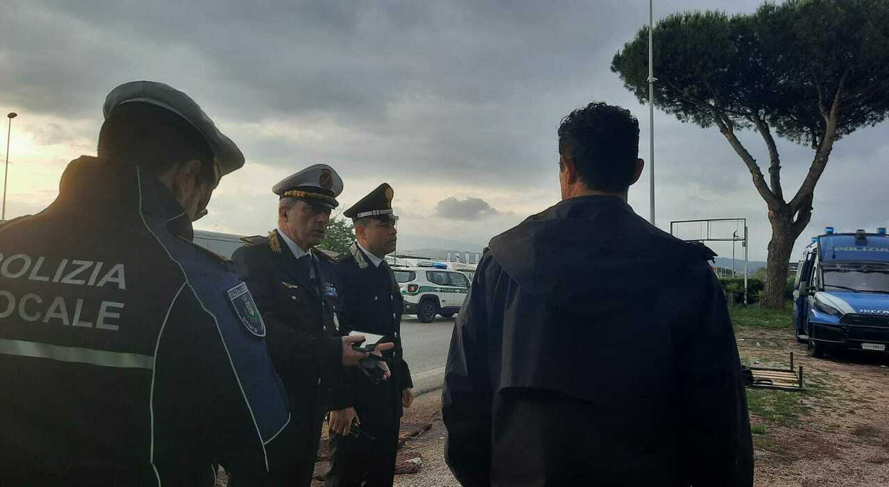Lo sgombero in atto a Ciampino: il destino di un vasto campo rom su via Appia Nuova