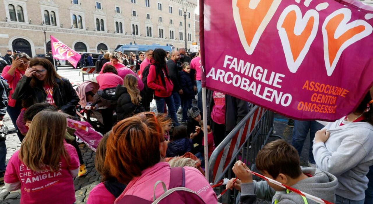 La Corte costituzionale: «Entrambe le madri possono riconoscere il figlio nato da procreazione medica assistita» La Corte costituzionale: «Entrambe le madri possono riconoscere il figlio nato da procreazione medica assistita»