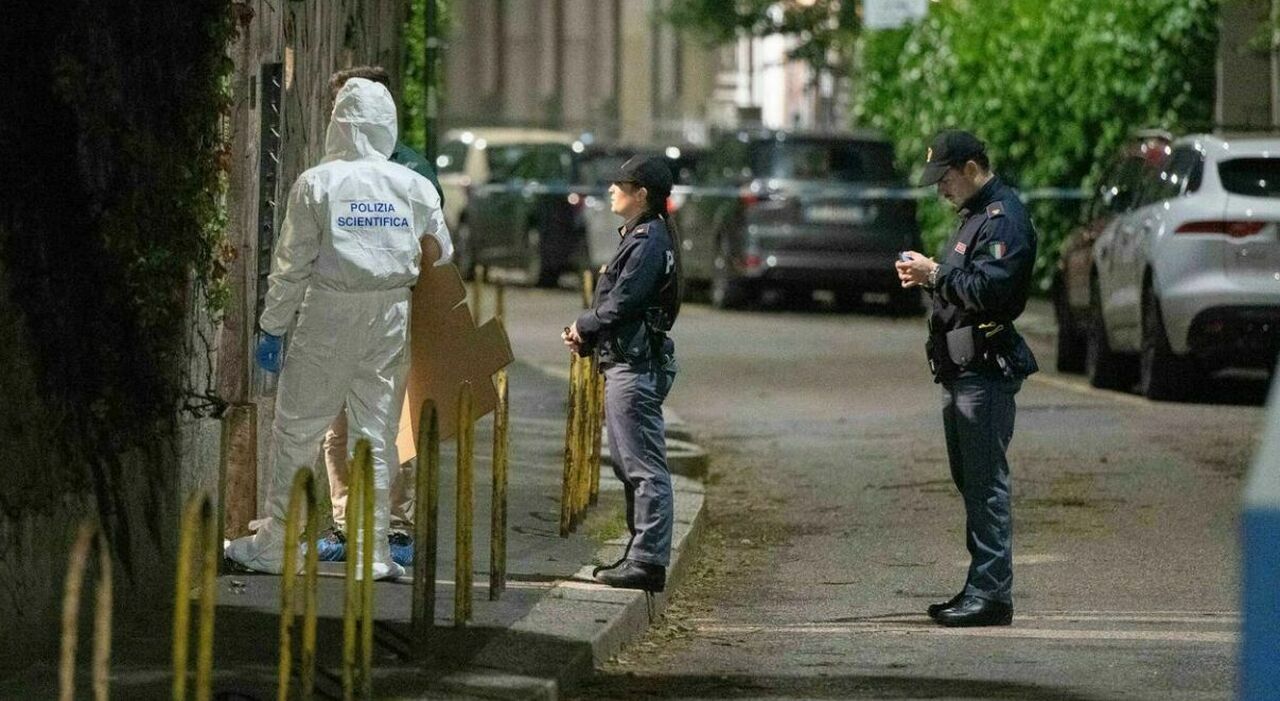 Feto trovato sul marciapiede a Parma: indaga la polizia scientifica Feto trovato sul marciapiede a Parma: indaga la polizia scientifica