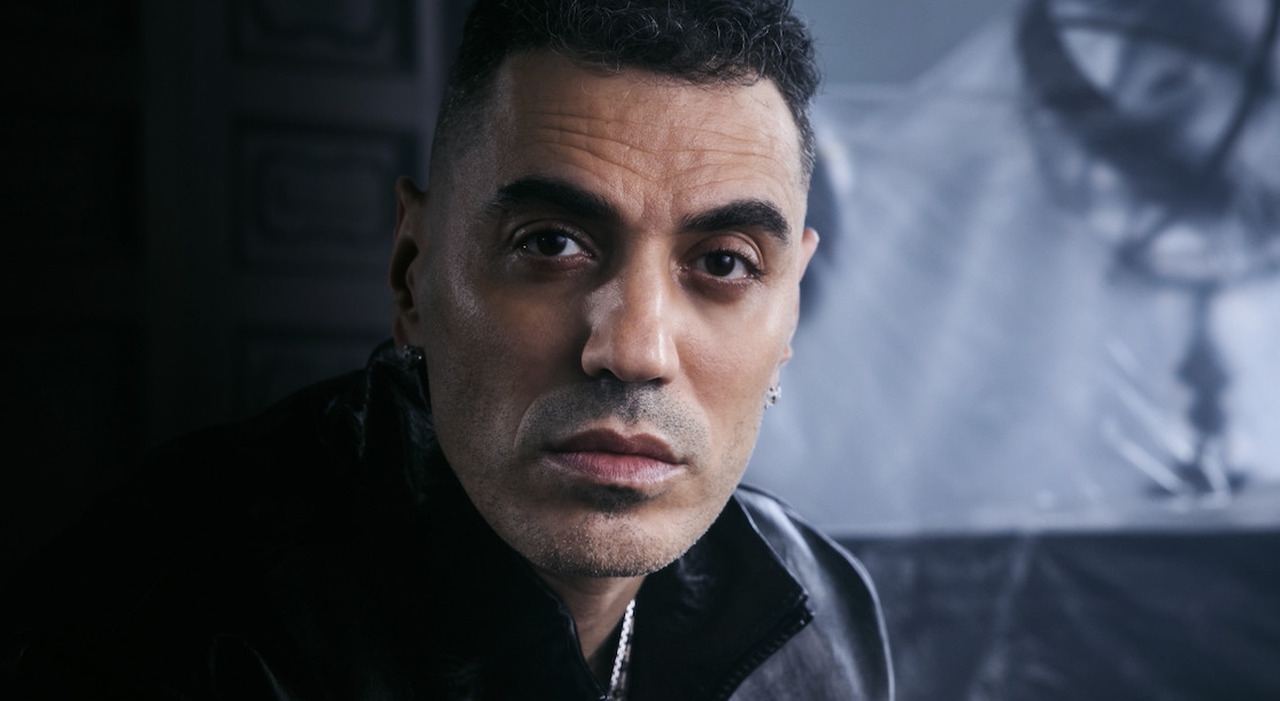 Marracash compie 46 anni e presenta il suo spettacolo live tra tecnologia e contrasti personali: «Sarà il contrasto tra me rapper e l'uomo Fabio»