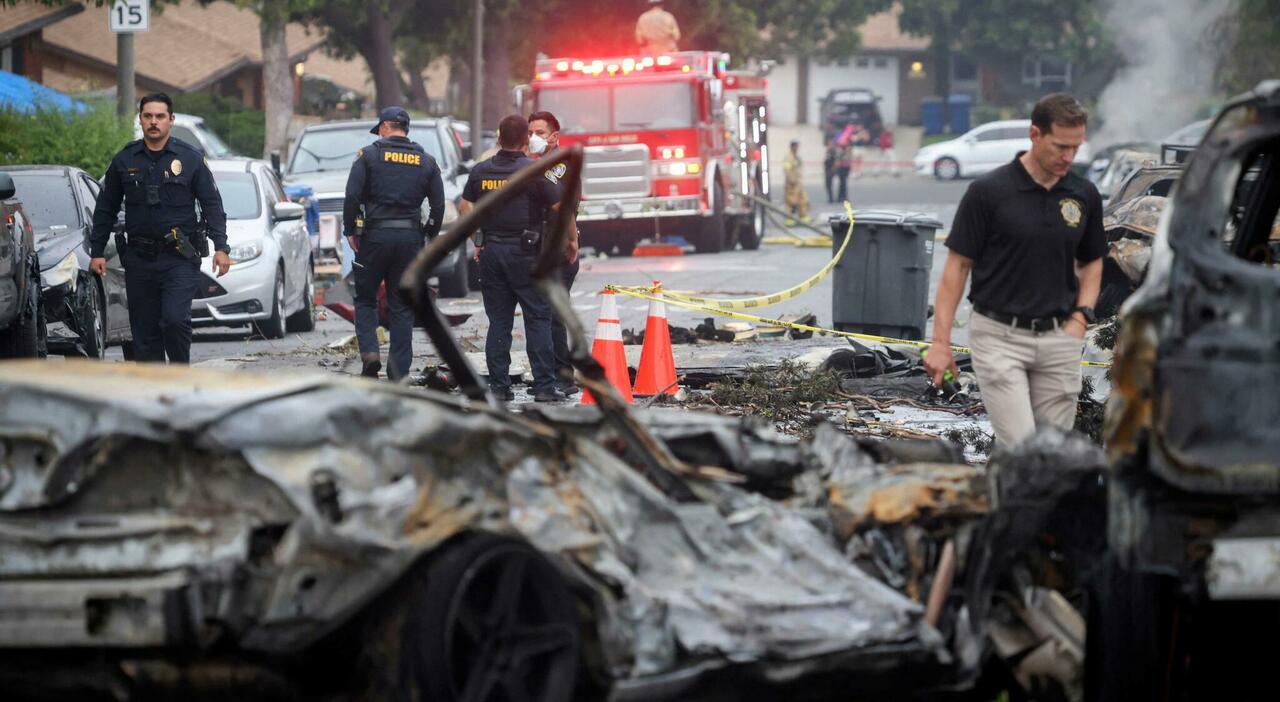 San Diego, aereo privato si schianta su un quartiere residenziale: morti passeggeri e pilota. «Scena terrificante» San Diego, aereo privato si schianta su un quartiere residenziale: morti passeggeri e pilota. «Scena terrificante»
