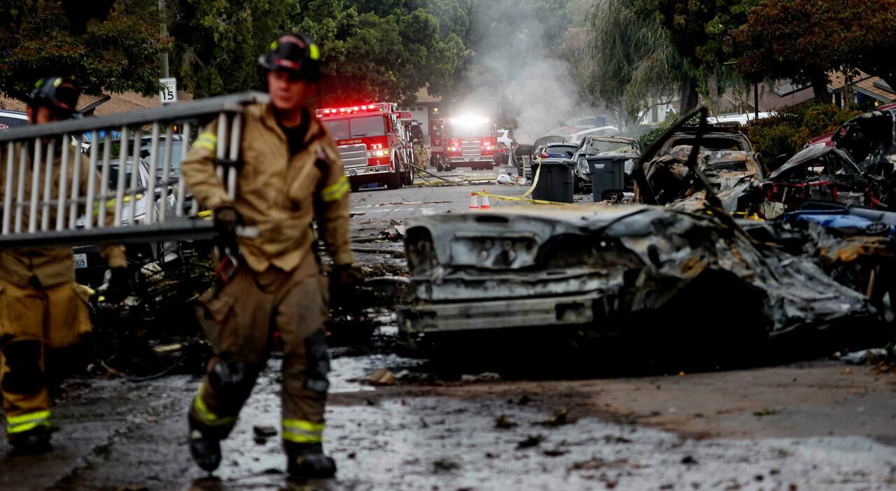 San Diego, aereo Cessna 550 si schianta su un quartiere residenziale: morti passeggeri e pilota. «Scena terrificante» San Diego, aereo Cessna 550 si schianta su un quartiere residenziale: morti passeggeri e pilota. «Scena terrificante»