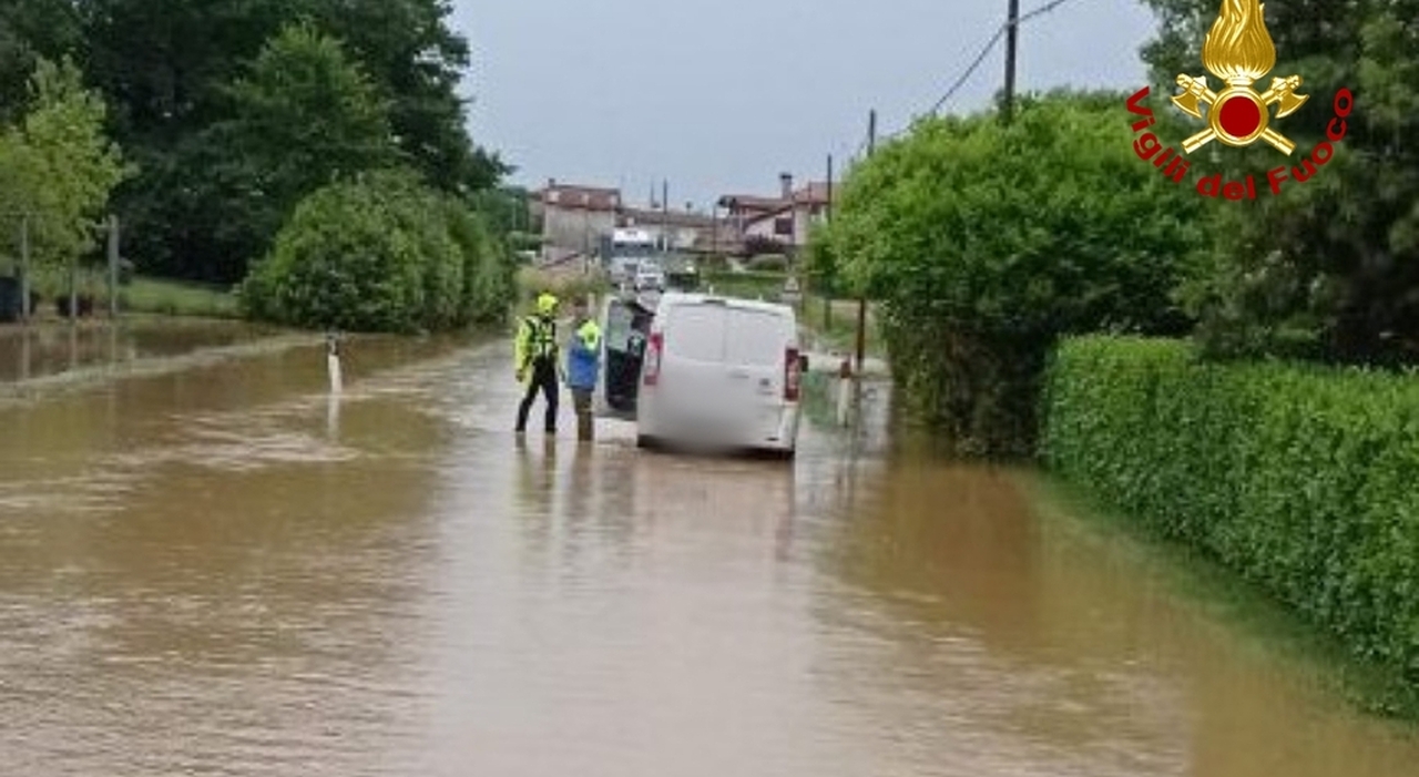 maltempo bombe d acqua e raffiche di vento persone intrappolate nelle auto allagato l ospedale di cividale e downburst nel trevigiano