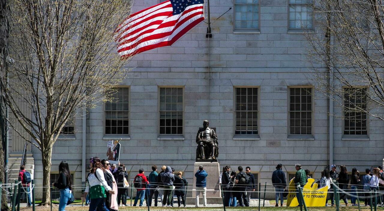 harvard un giudice federale blocca trump no al veto sugli studenti stranieri e l ateneo fa casua al tycoon
