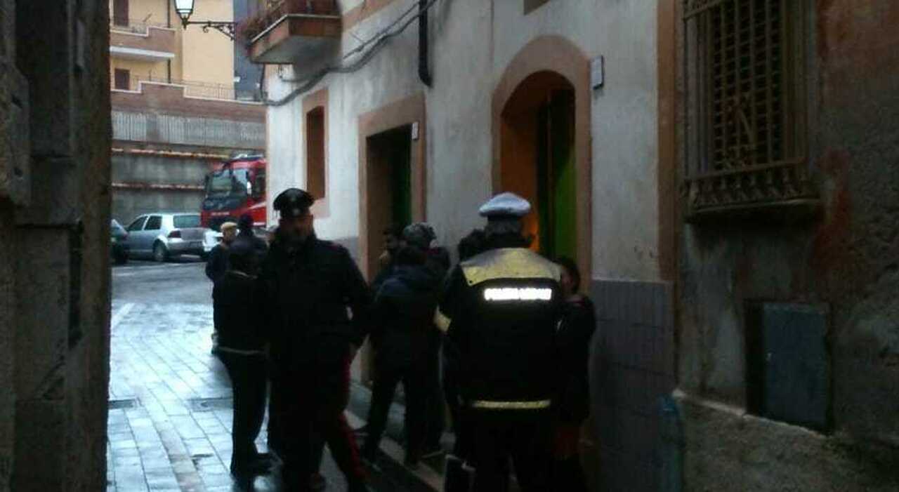 Fisciano, donna trovata morta in un lago di sangue: le indagini Fisciano, donna trovata morta in un lago di sangue: le indagini