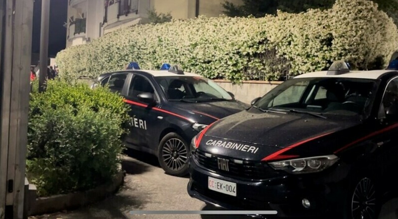 donna trovata morta nella vasca da bagno accanto al cadavere c era un coltello la 50enne non si era presentata al lavoro