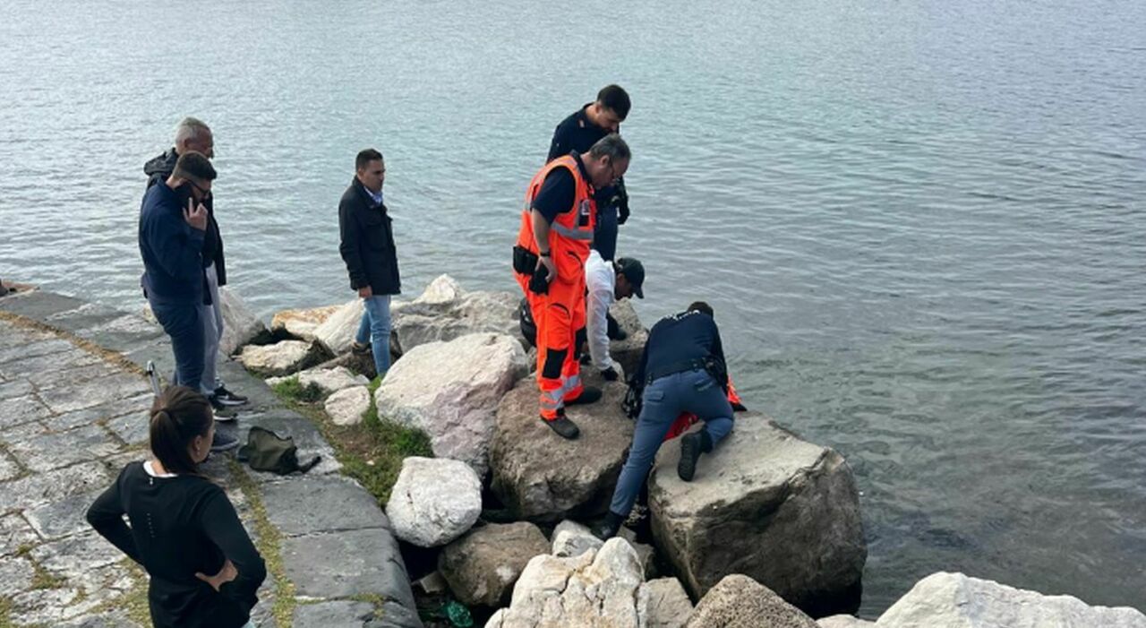 napoli donna resta incastrata tra gli scogli del lungomare