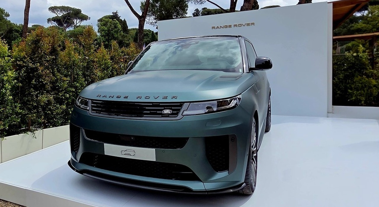 Esposta all'ingresso, ospiti e spettatori potranno ammirare la Range Rover Sport SV Gaea Curation, della Celestial Collection