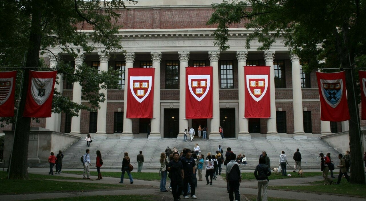 Trump contro Harvard, cosa è successo? Le accuse di antisemitismo, i 6.800 studenti stranieri e il rettore star (ebreo) che si oppone al governo Trump contro Harvard, cosa è successo? Le accuse di antisemitismo, i 6.800 studenti stranieri e il rettore star (ebreo) che si oppone al governo