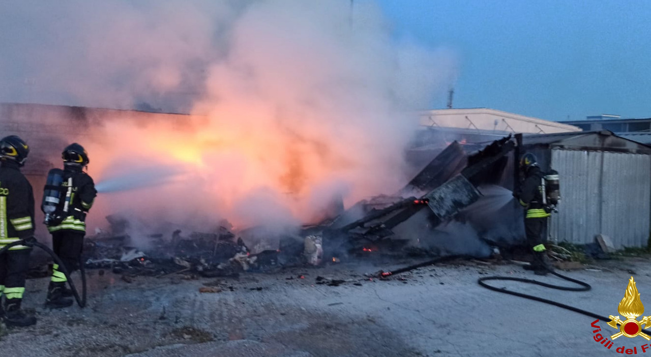 scoppia l incendio nel parco roulotte un uomo trovato morto carbonizzato