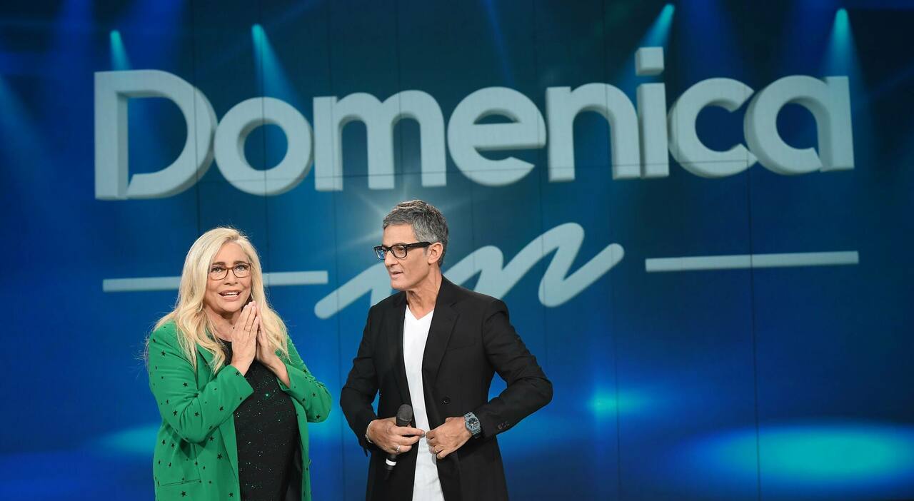 Mara Venier bacchetta divertita Fiorello: «Amore che hai combinato» e lo showman risponde: «Ma io la domenica uso il girello» Mara Venier bacchetta divertita Fiorello: «Amore che hai combinato» e lo showman risponde: «Ma io la domenica uso il girello»