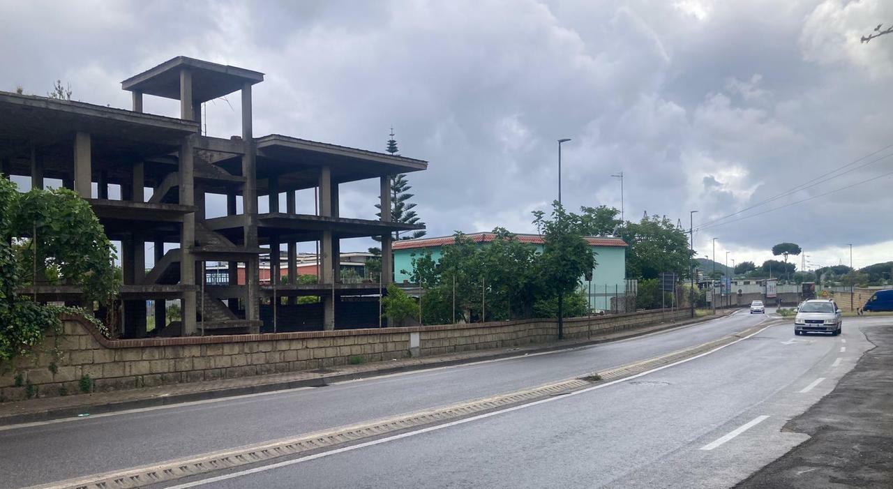 Bradisismo a Pozzuoli, ecco gli abusi: «Così vie di fuga bloccate» Bradisismo a Pozzuoli, ecco gli abusi: «Così vie di fuga bloccate»