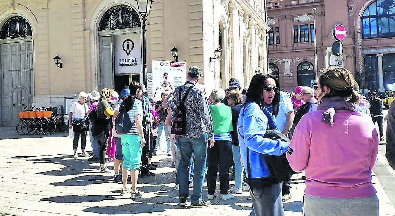 Turismo: tour guidati, orari estesi e un info point mobile. I nuovi servizi Turismo: tour guidati, orari estesi e un info point mobile. I nuovi servizi