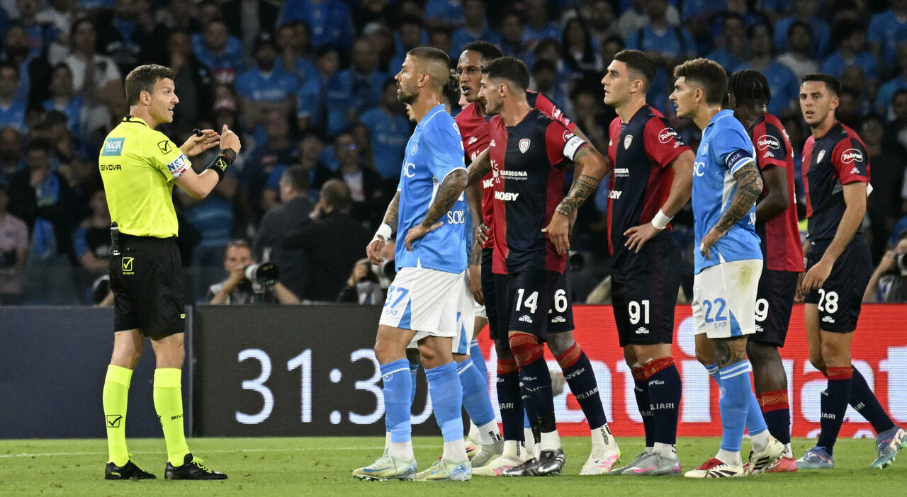 Napoli Cagliari, moviola: fallo di Makoumbou e problemi con il Var. Cosa è successo nella pausa forzata Napoli Cagliari, moviola: fallo di Makoumbou e problemi con il Var. Cosa è successo nella pausa forzata